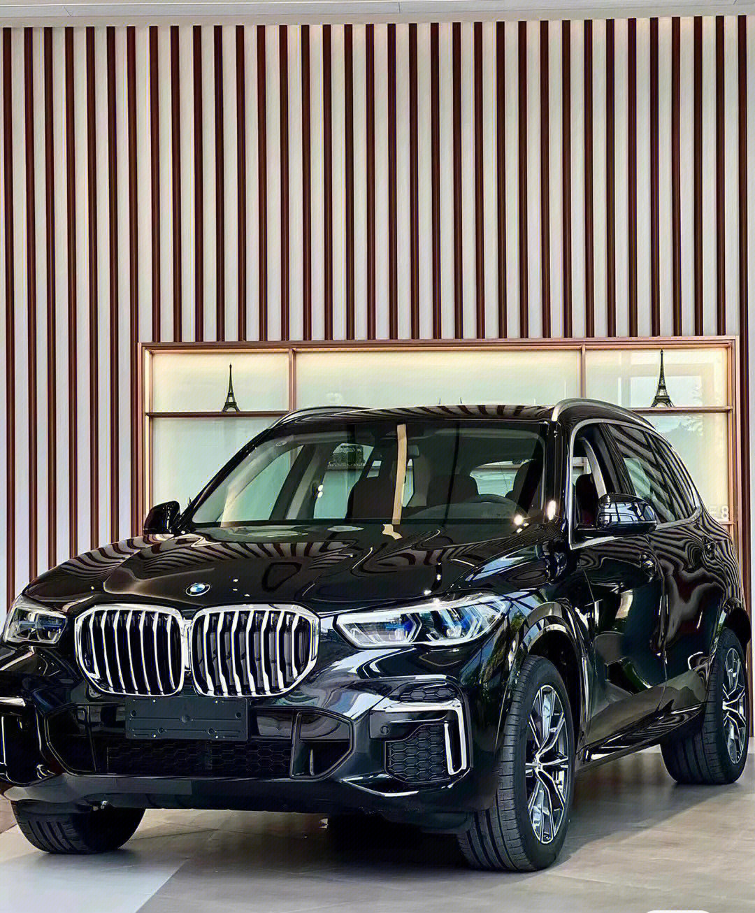 价值约45万的宝马X5L豪华SUV，性能与豪华完美结合体验