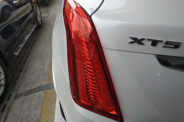 凯迪拉克XT5尾灯一边不亮，原因解析、解决方案及维修指南