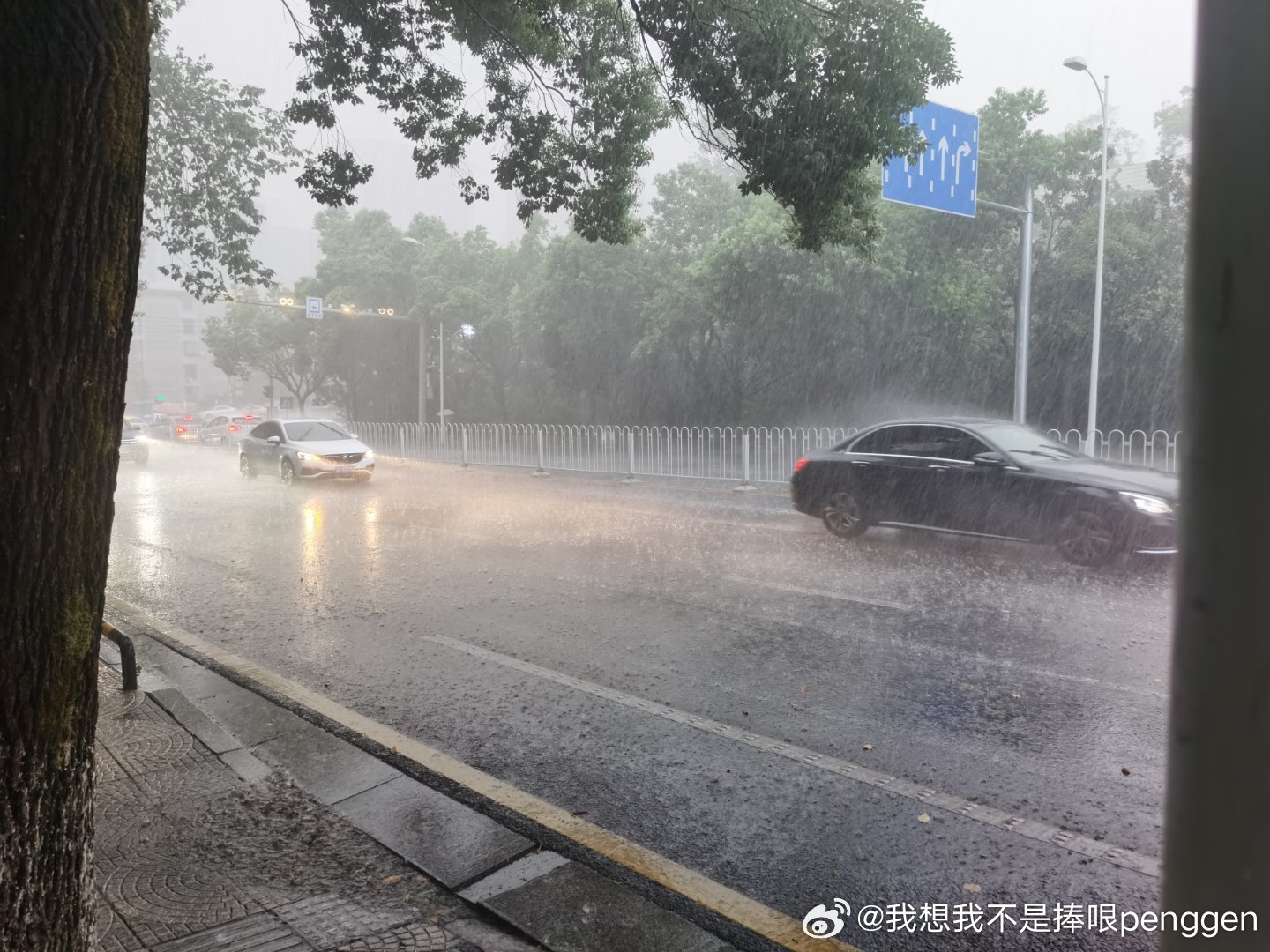 暴雨困城，灾难之下的人性光辉展现