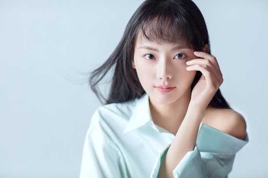 张嘉倪最新照片展现多重魅力的女神风采