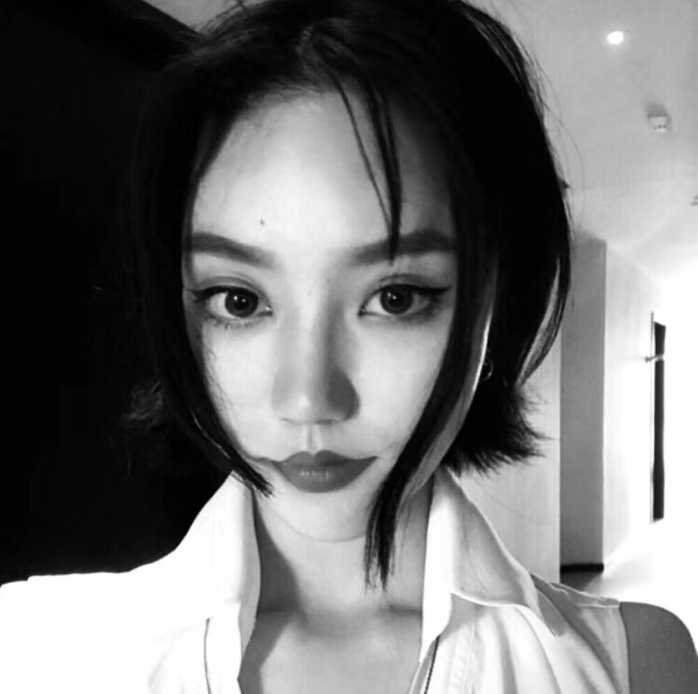 高冷女头最新潮流探索，时尚魅力的无限魅力