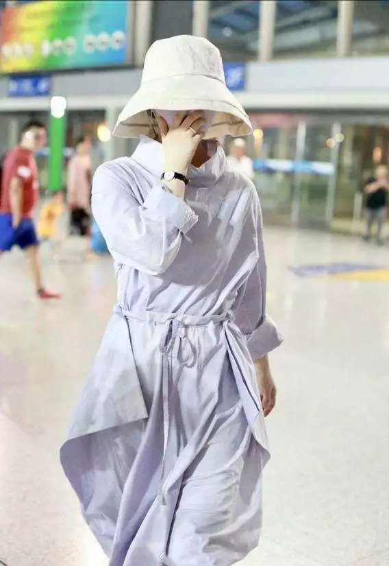 赵丽颖机场最新亮相，星光时尚魅力四溢